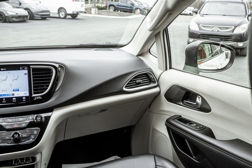 Used 2023 Chrysler Pacifica Touring-L image 13