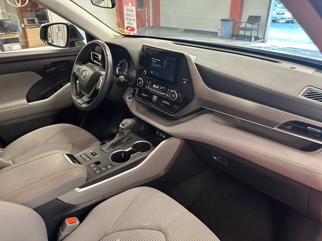 Used 2023 Toyota Highlander LE AWD/4WD image 17