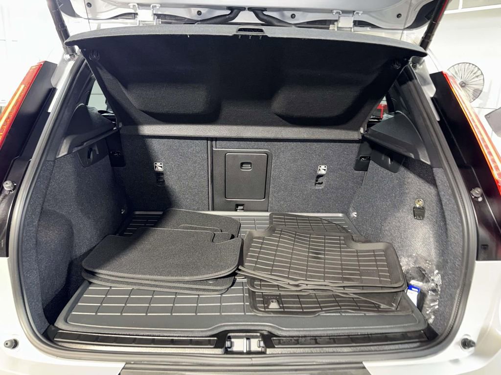Used 2024 Volvo XC40 Recharge Plus w/ Protection Package Premier image 17