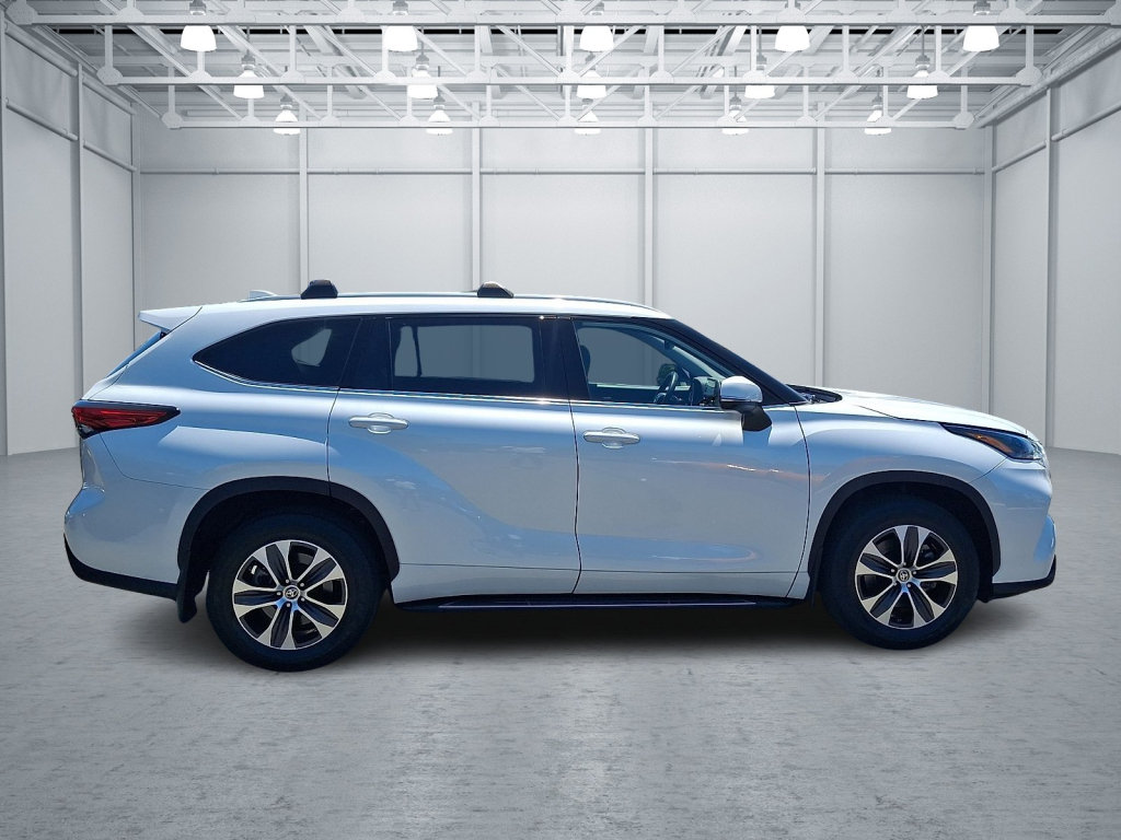 Used 2022 Toyota Highlander XLE AWD/4WD image 10