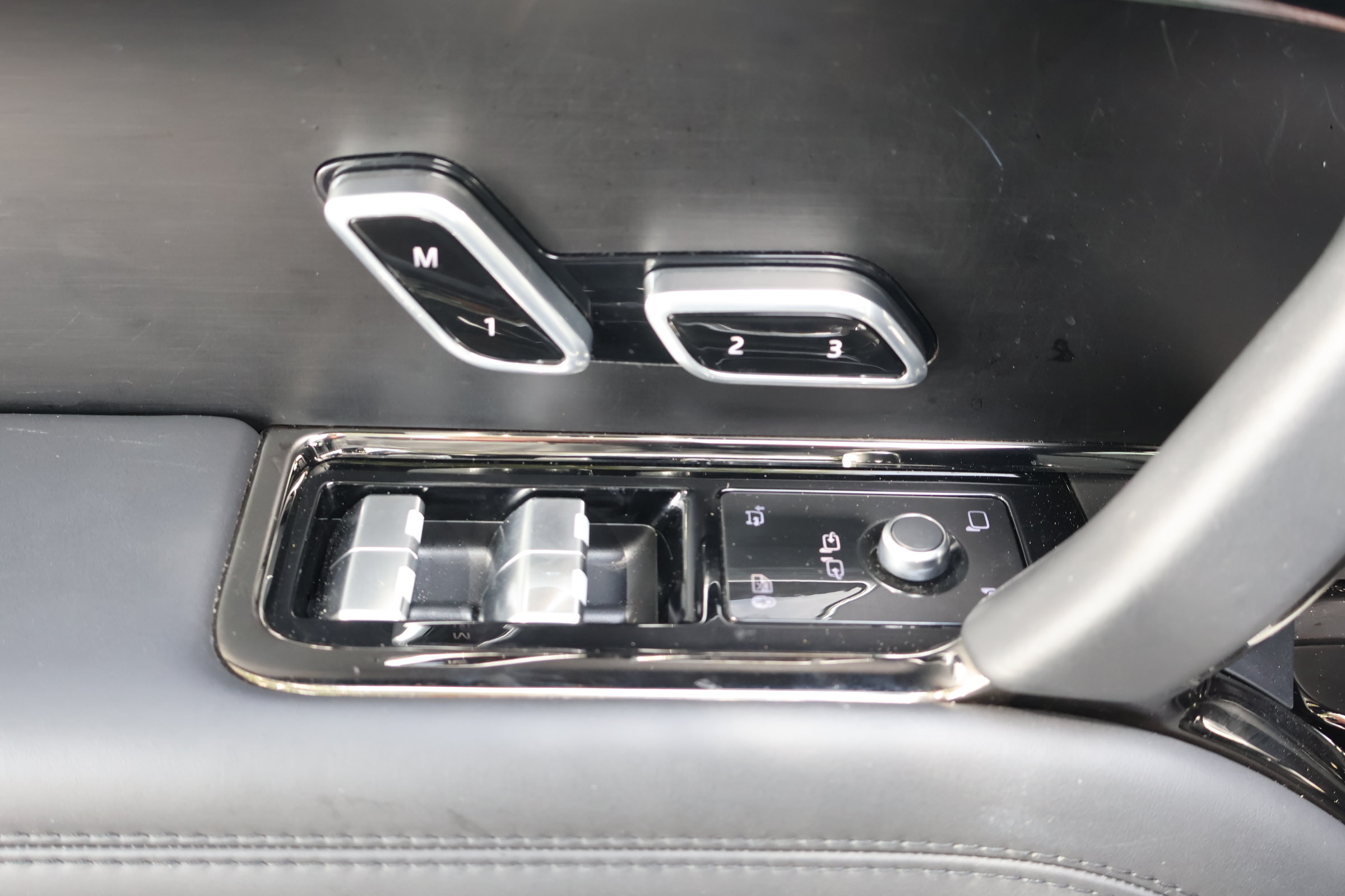 Used 2023 Land Rover Range Rover SV AWD/4WD image 15
