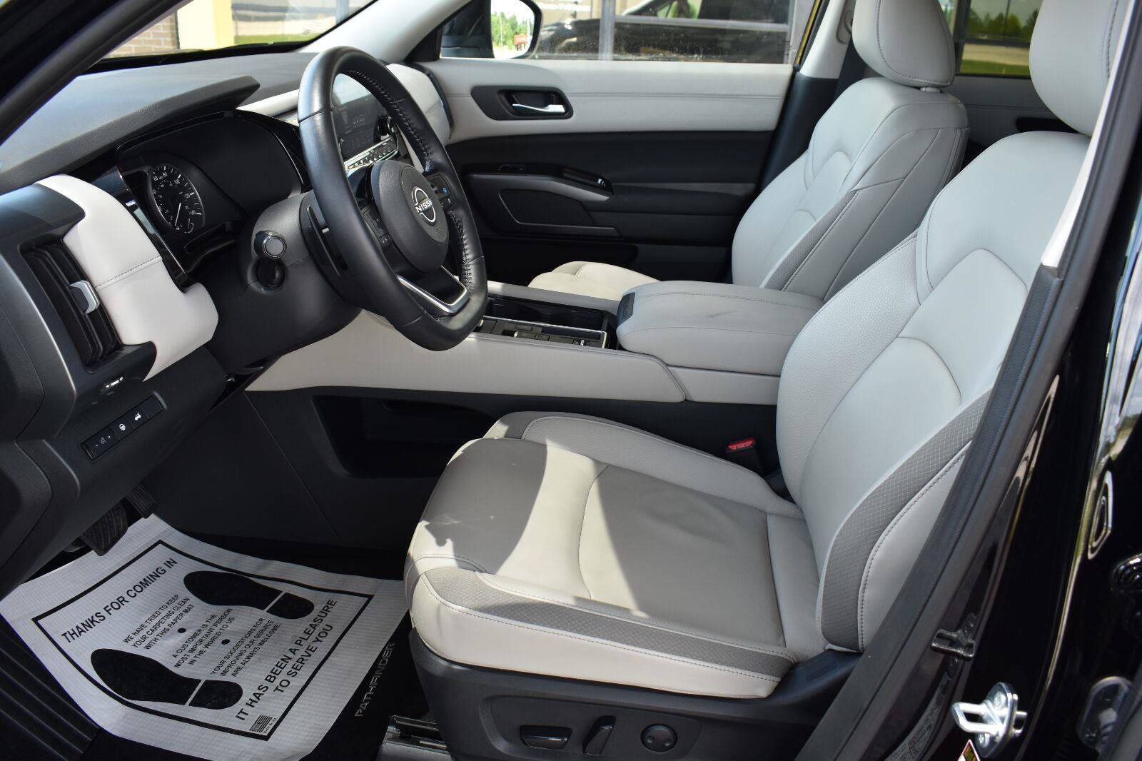 Used 2025 Nissan Pathfinder SL FWD image 23