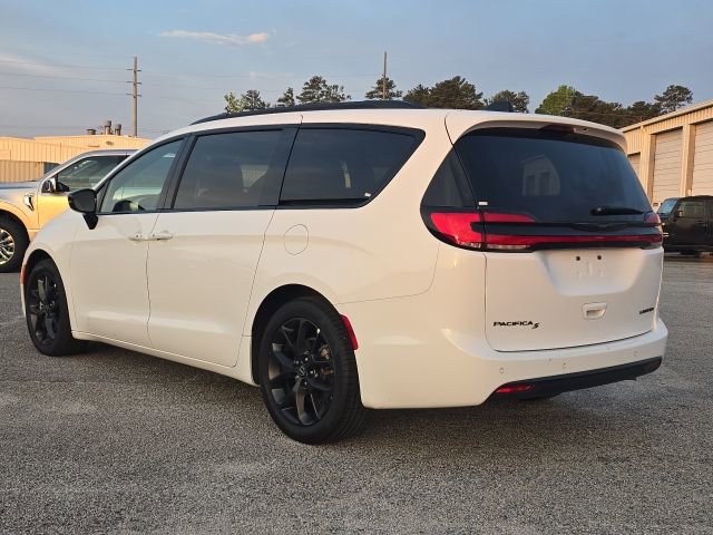 Used 2025 Chrysler Pacifica Limited FWD image 3