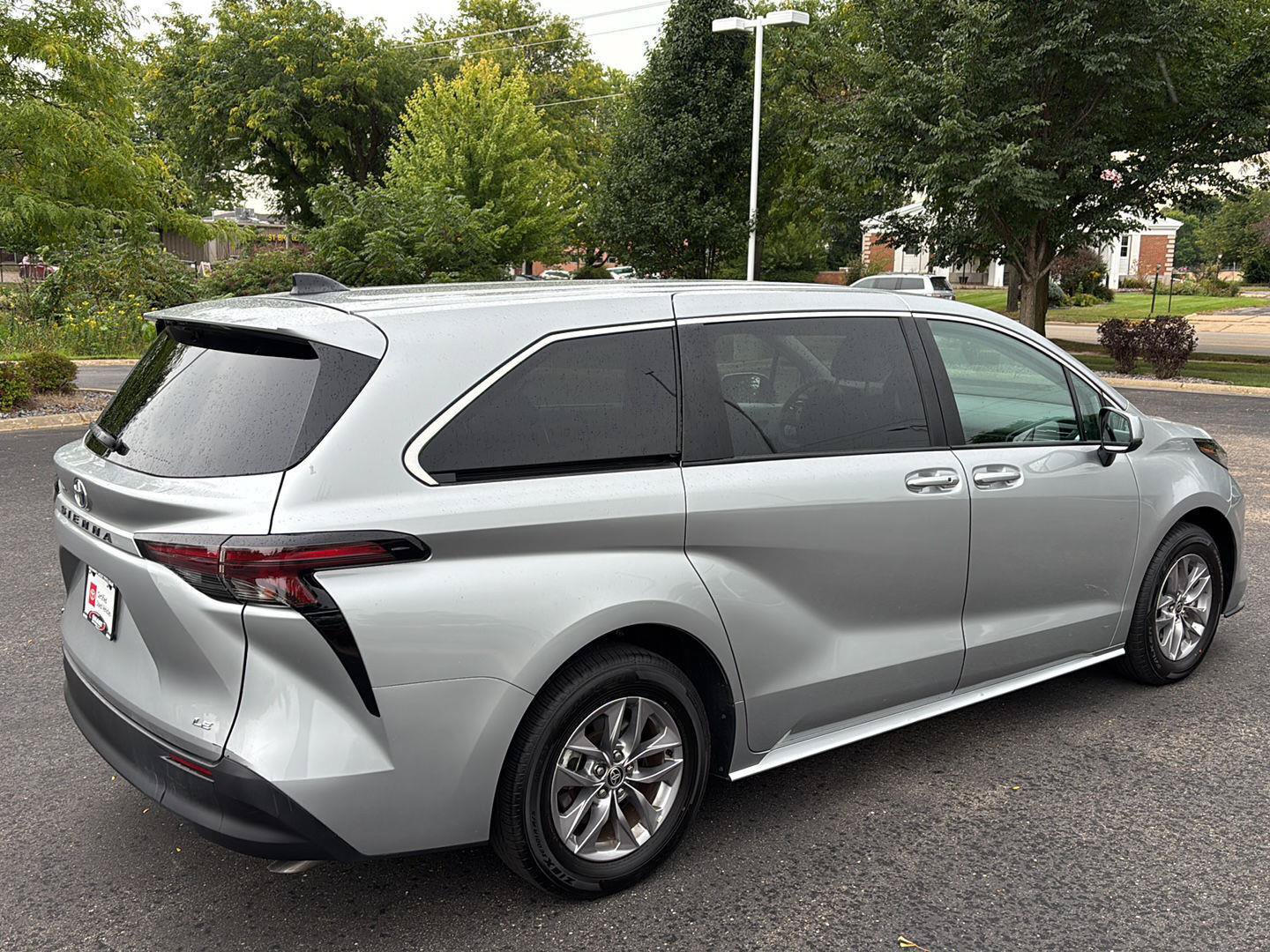 Used 2025 Toyota Sienna LE FWD image 10