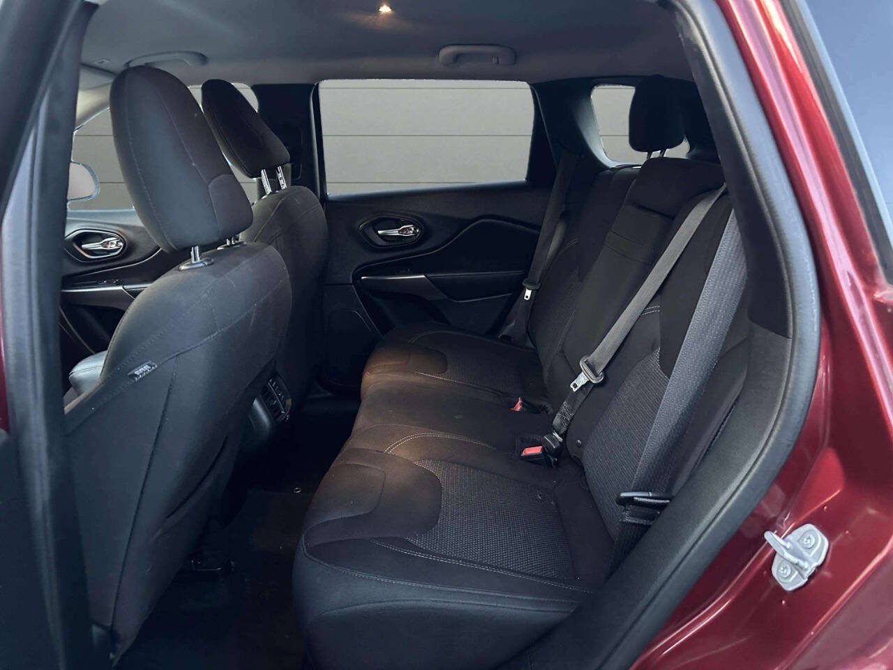 Used 2019 Jeep Cherokee Latitude w/ Popular Appearance Group FWD image 18