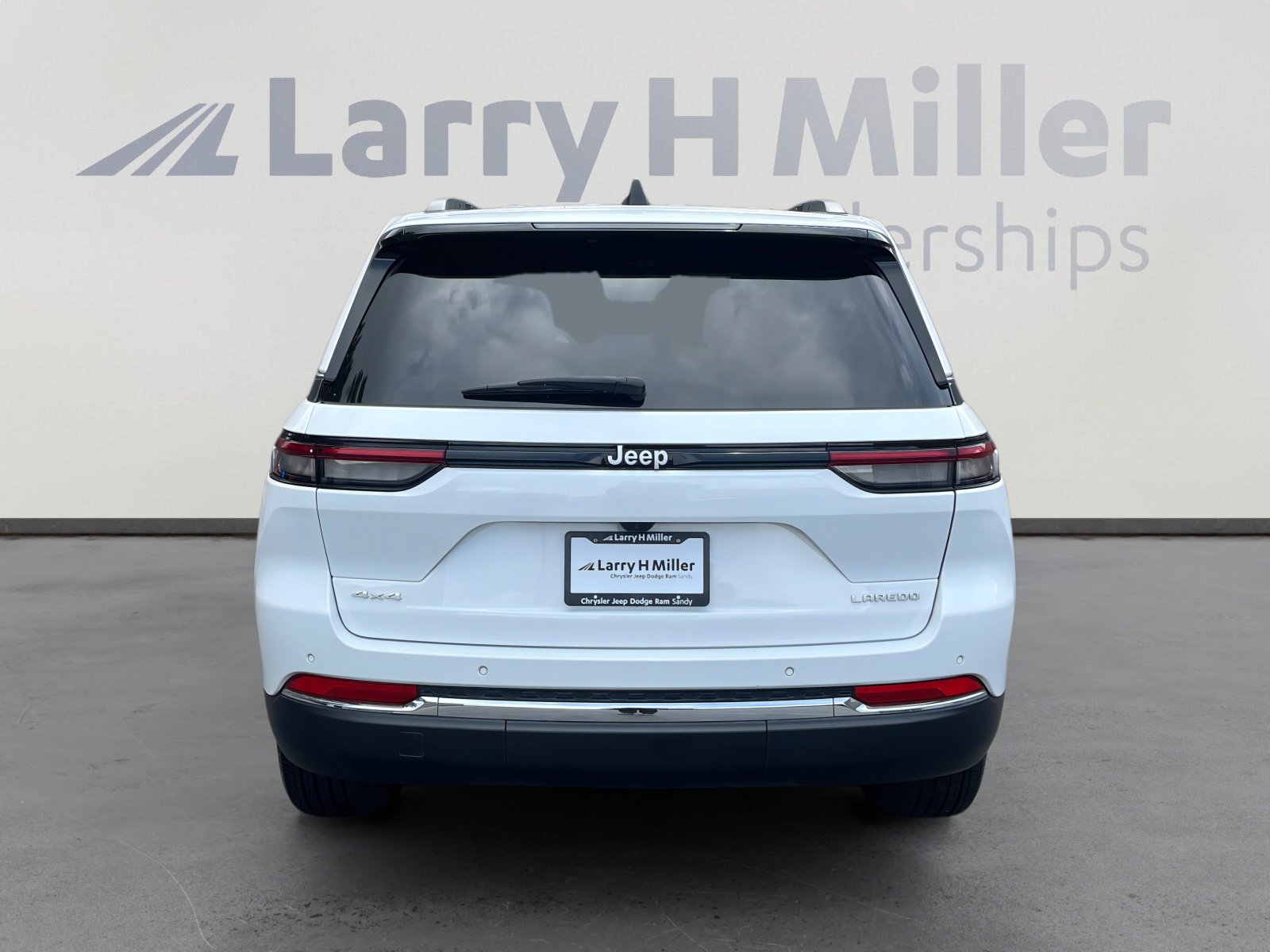 Used 2025 Jeep Grand Cherokee Laredo X w/ Trailer Tow Package AWD/4WD image 4