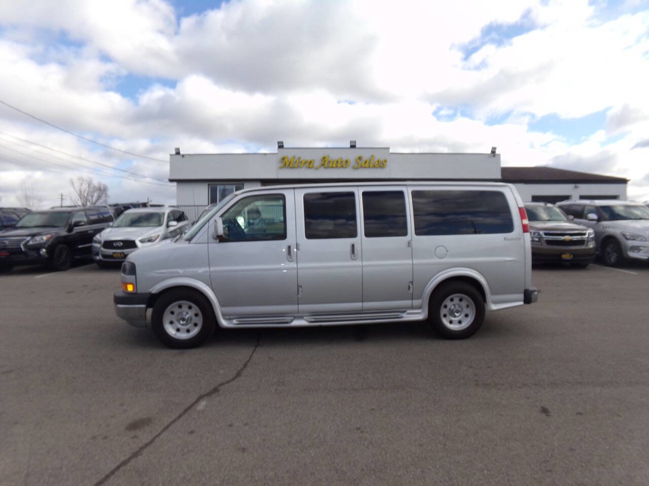 Used 2010 GMC Savana 1500 w/ Preferred Equipment Group image 1
