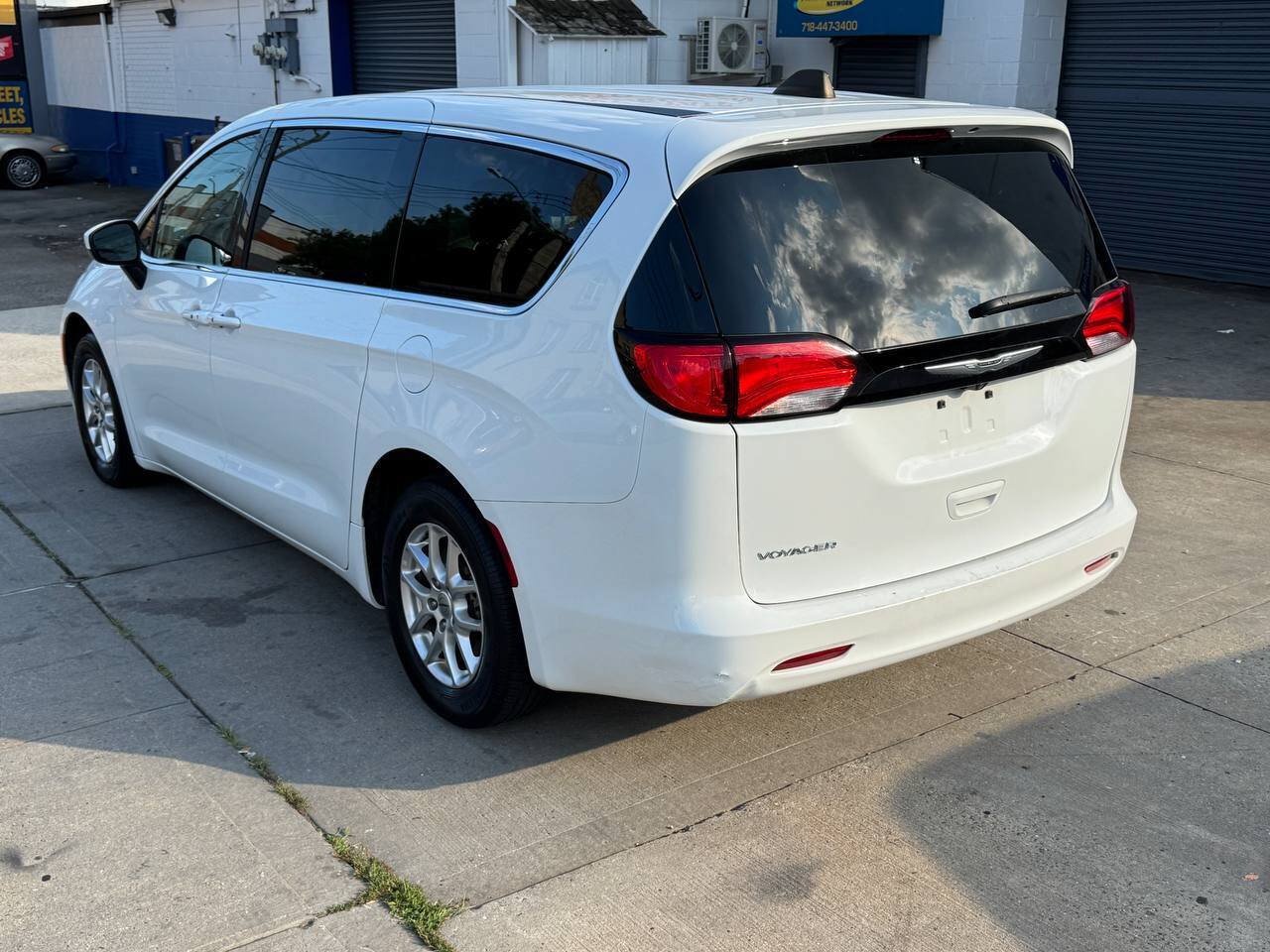 Used 2023 Chrysler Voyager LX FWD image 7