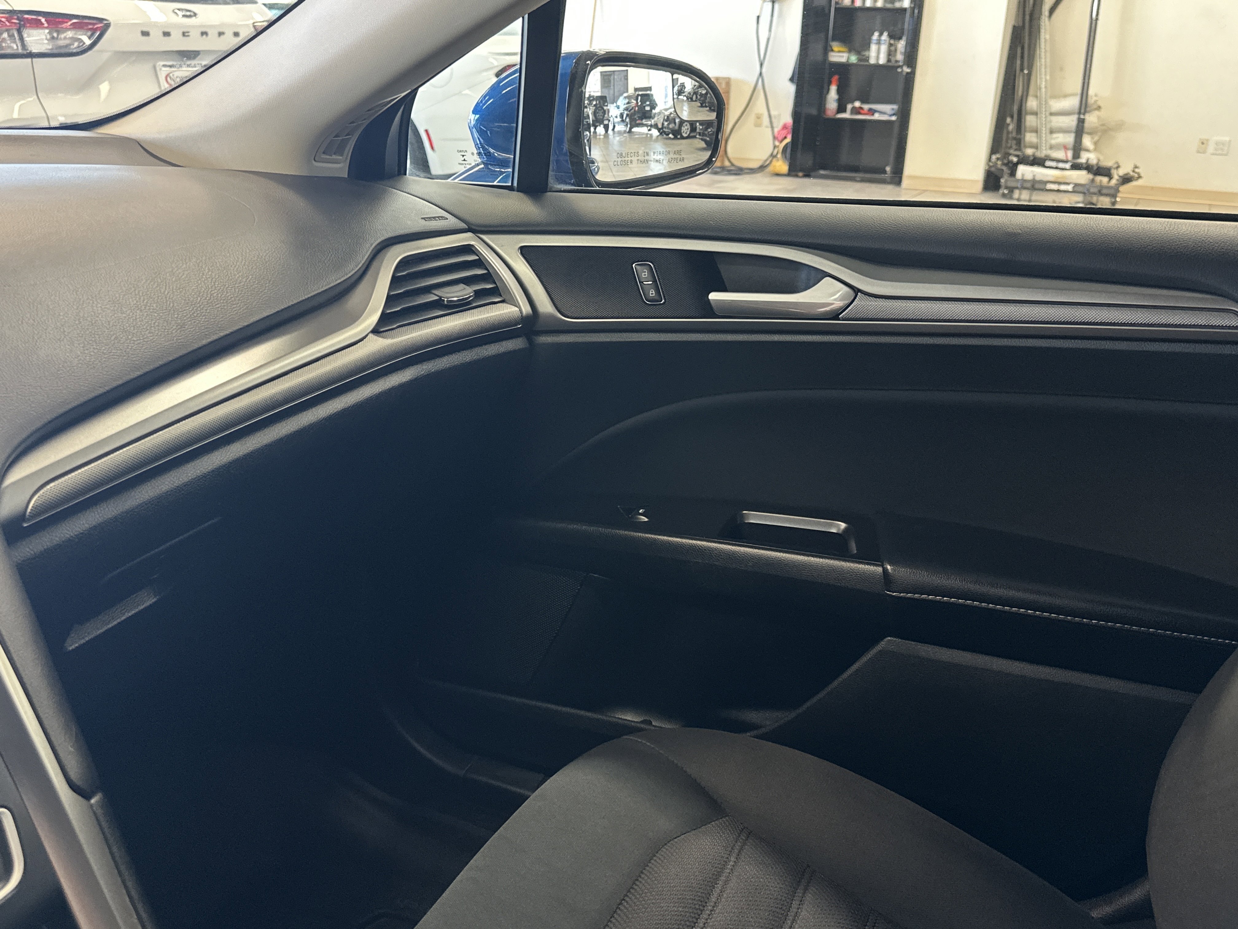 Used 2017 Ford Fusion SE w/ Fusion SE Technology Package image 24