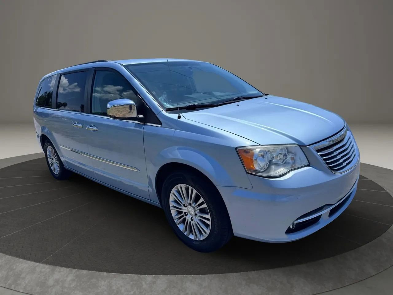 Used 2013 Chrysler Town & Country Touring-L w/ Driver Convenience Group FWD image 2