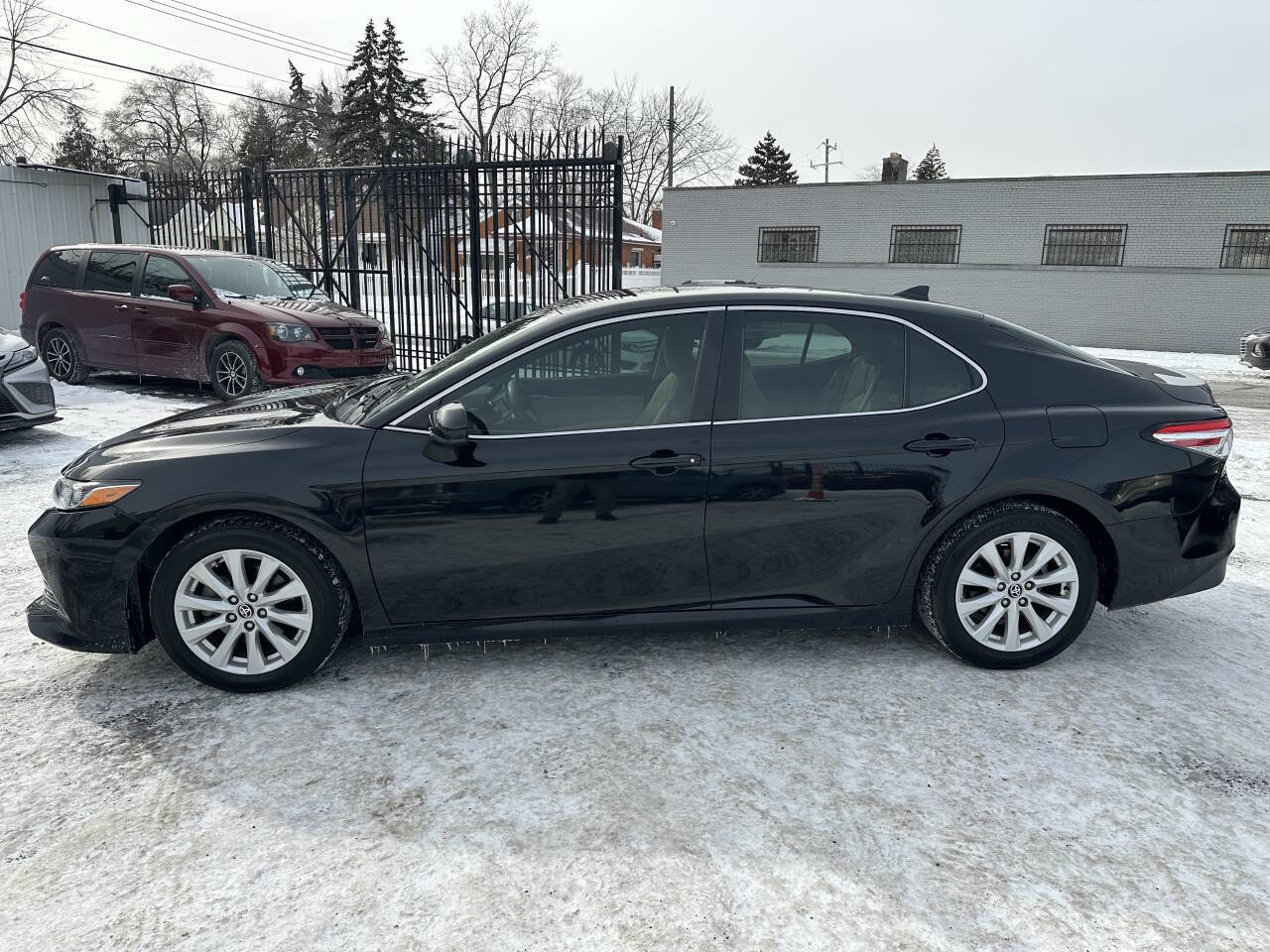 Used 2020 Toyota Camry LE image 4