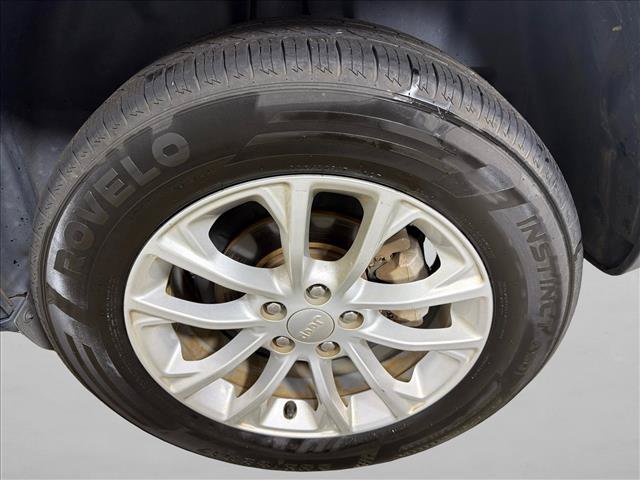 Used 2019 Jeep Cherokee Latitude w/ Popular Appearance Group FWD image 19
