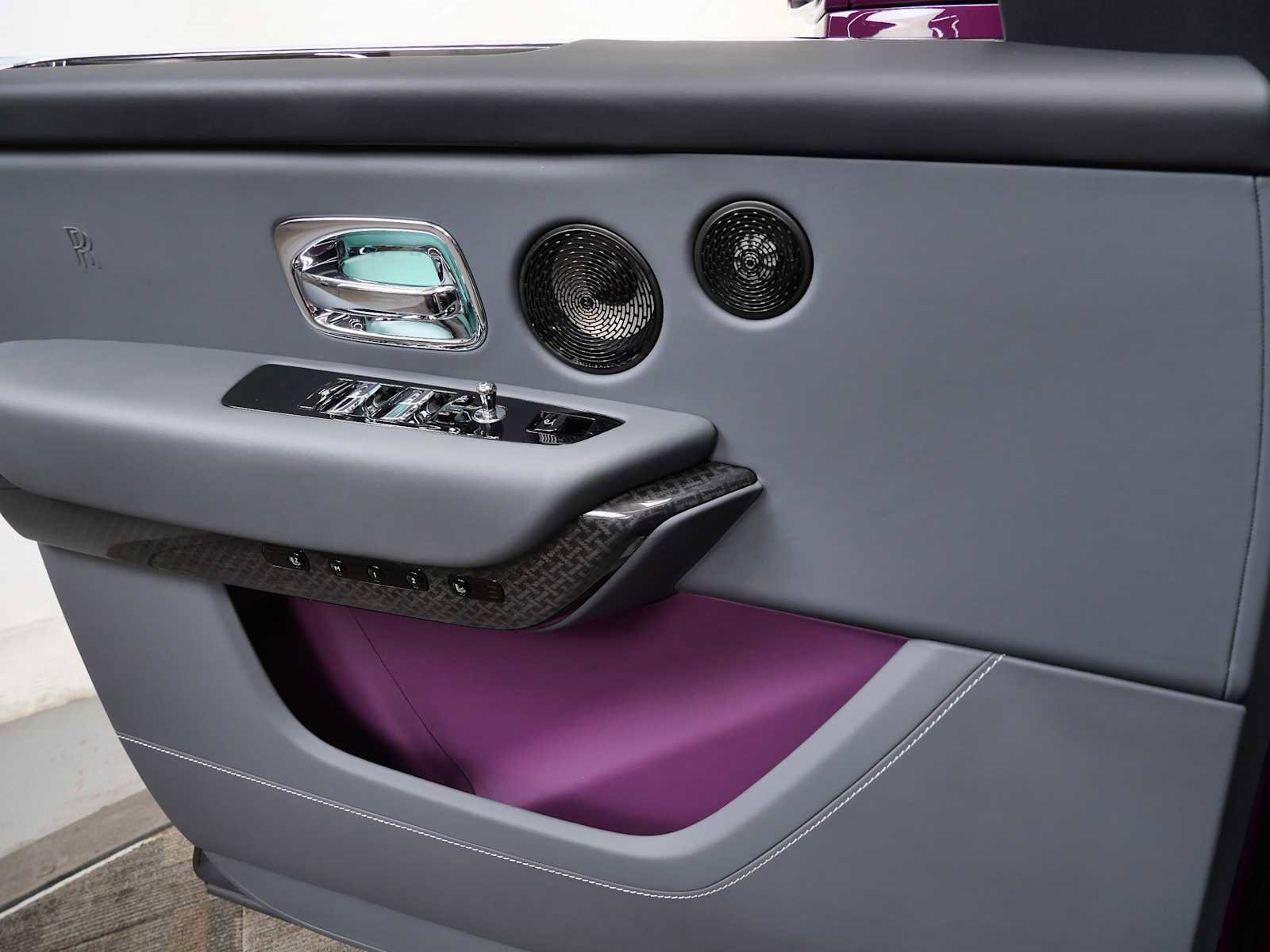 Used 2022 Rolls-Royce Cullinan Black Badge w/ Dark Exterior Package image 32