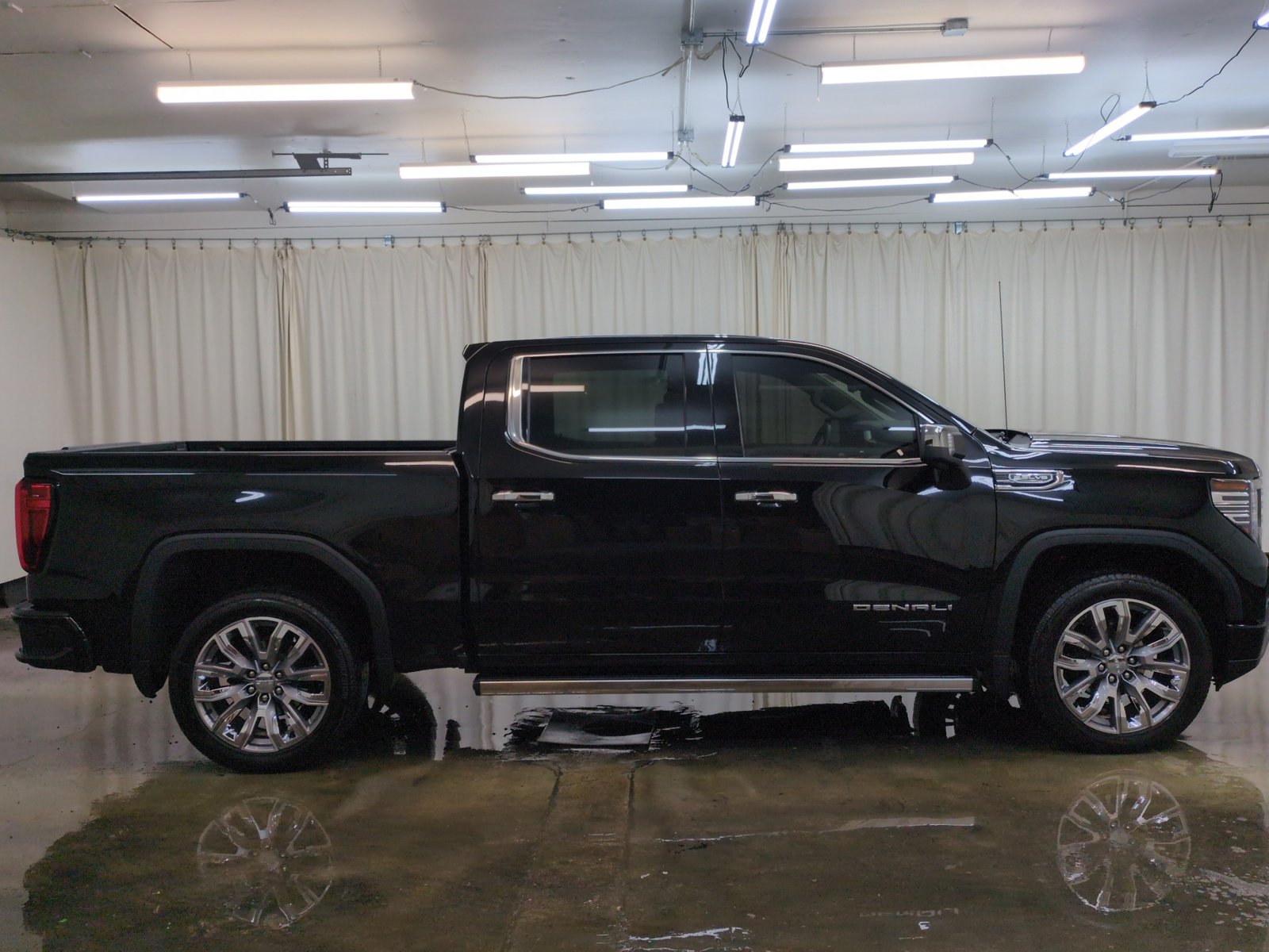 Used 2025 GMC Sierra 1500 Denali w/ Denali Reserve Package AWD/4WD image 4
