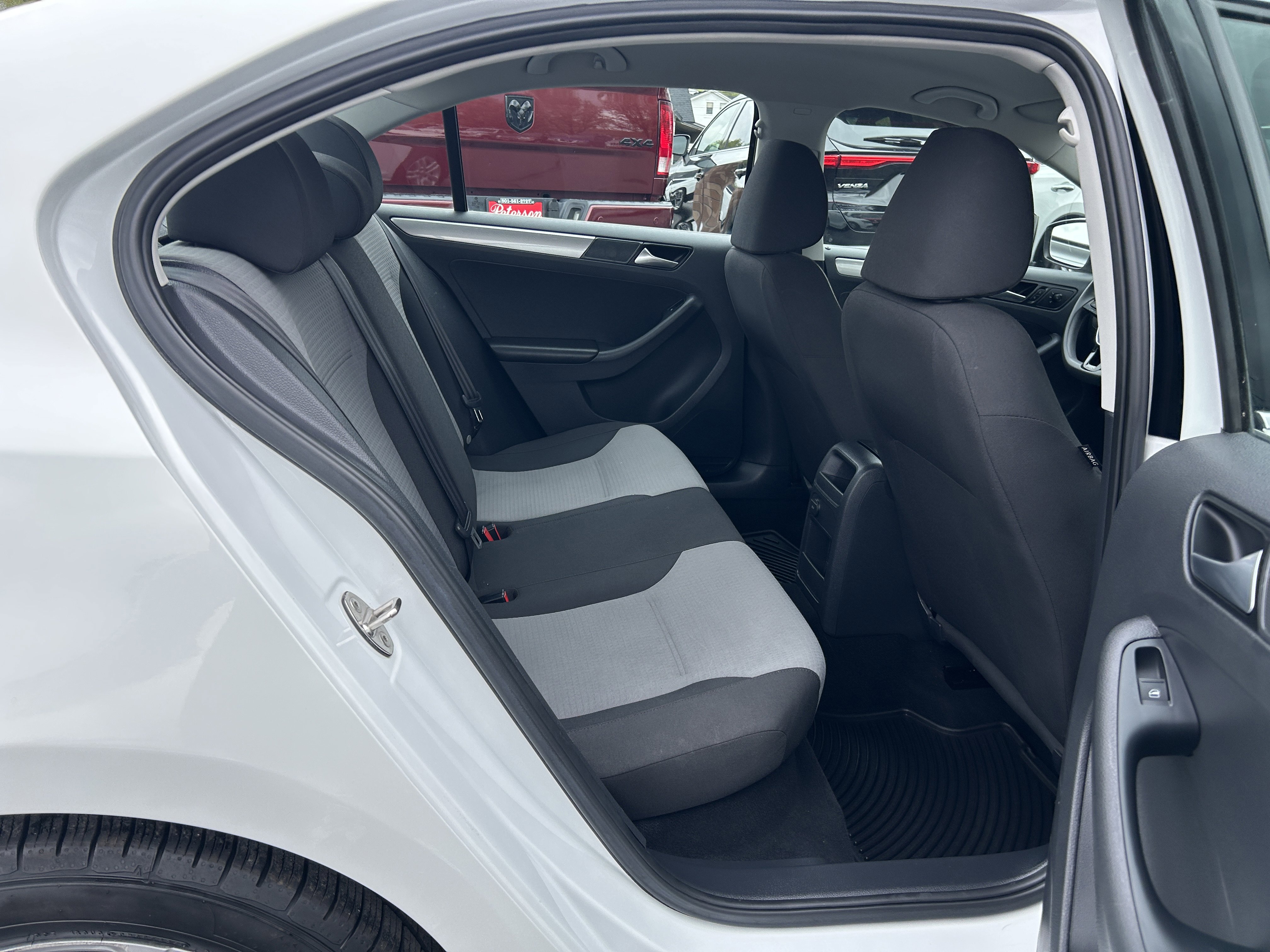 Used 2017 Volkswagen Jetta S image 9