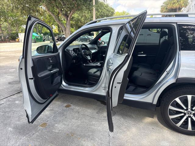 Used 2020 Mercedes-Benz GLB 250 w/ Premium Package image 13