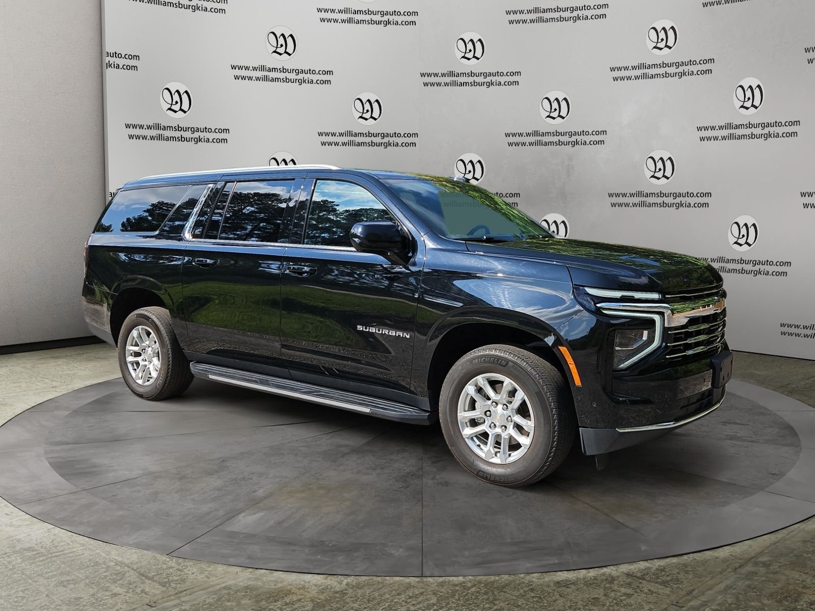 Used 2025 Chevrolet Suburban LT RWD image 7