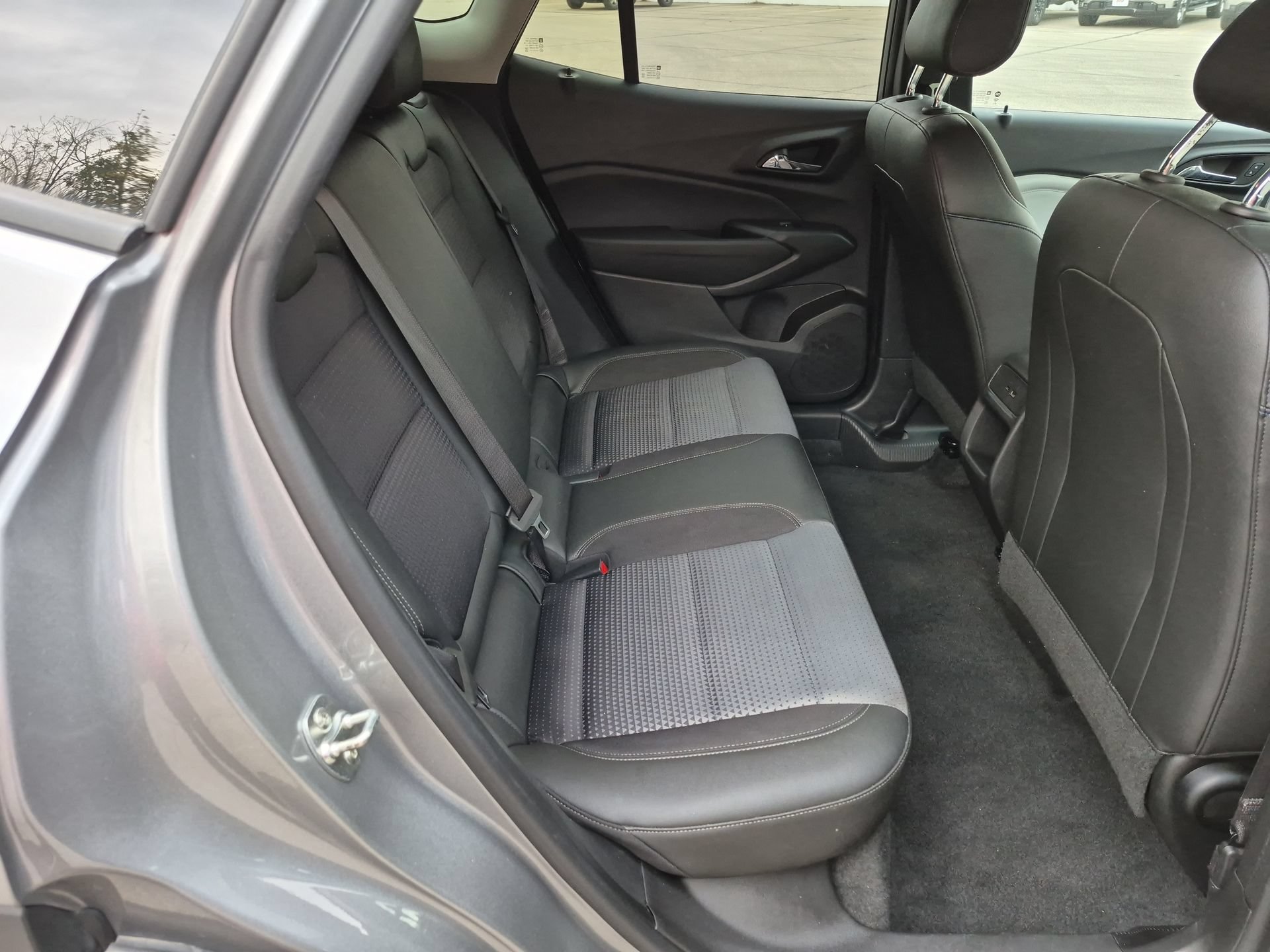 Used 2025 Chevrolet Trax LT FWD image 25