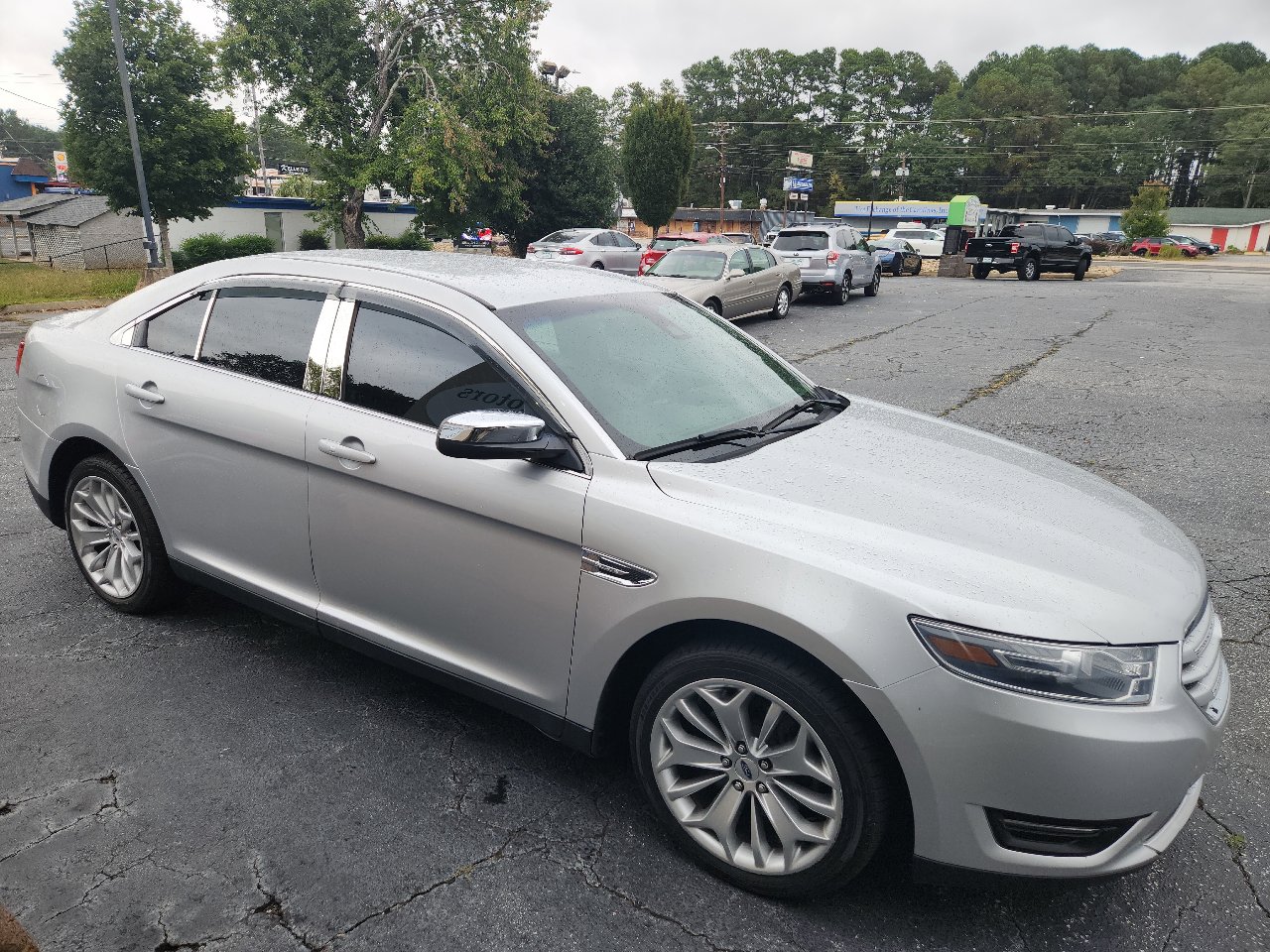 Used 2019 Ford Taurus Limited image 3