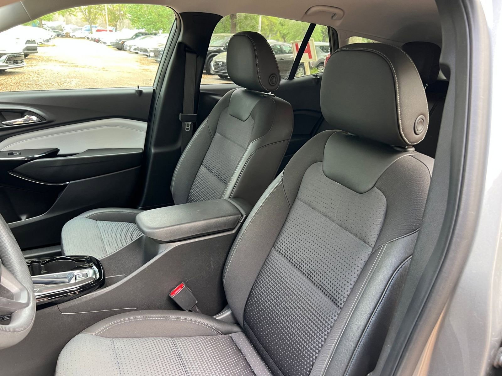 Used 2025 Chevrolet Trax LT w/ LT Convenience Package image 32