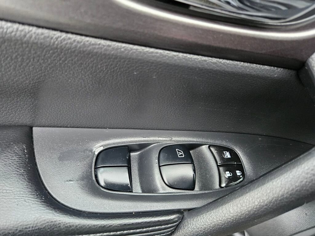 Used 2016 Nissan Rogue SV w/ SV Premium Package image 9