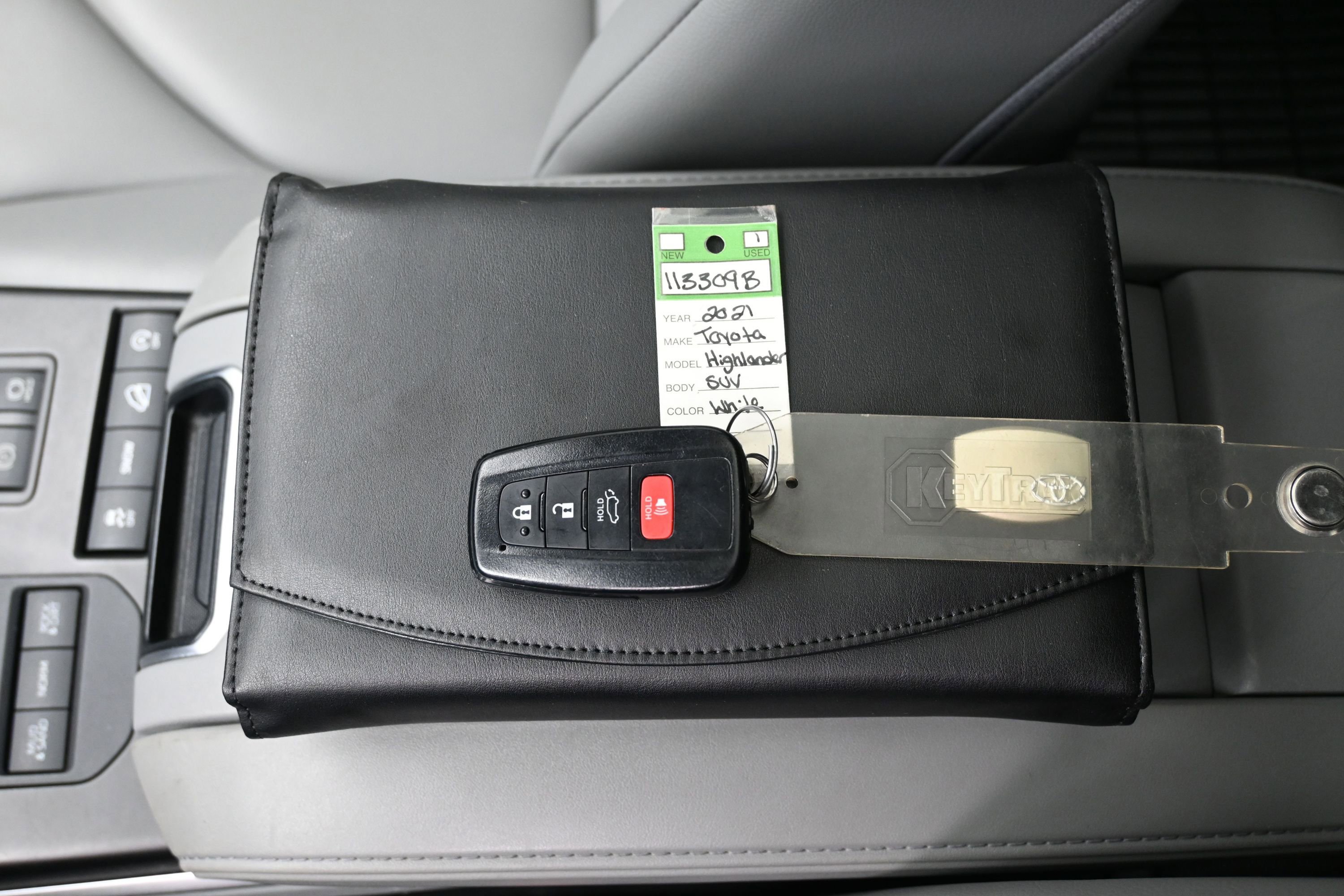 Used 2021 Toyota Highlander XLE AWD/4WD image 20