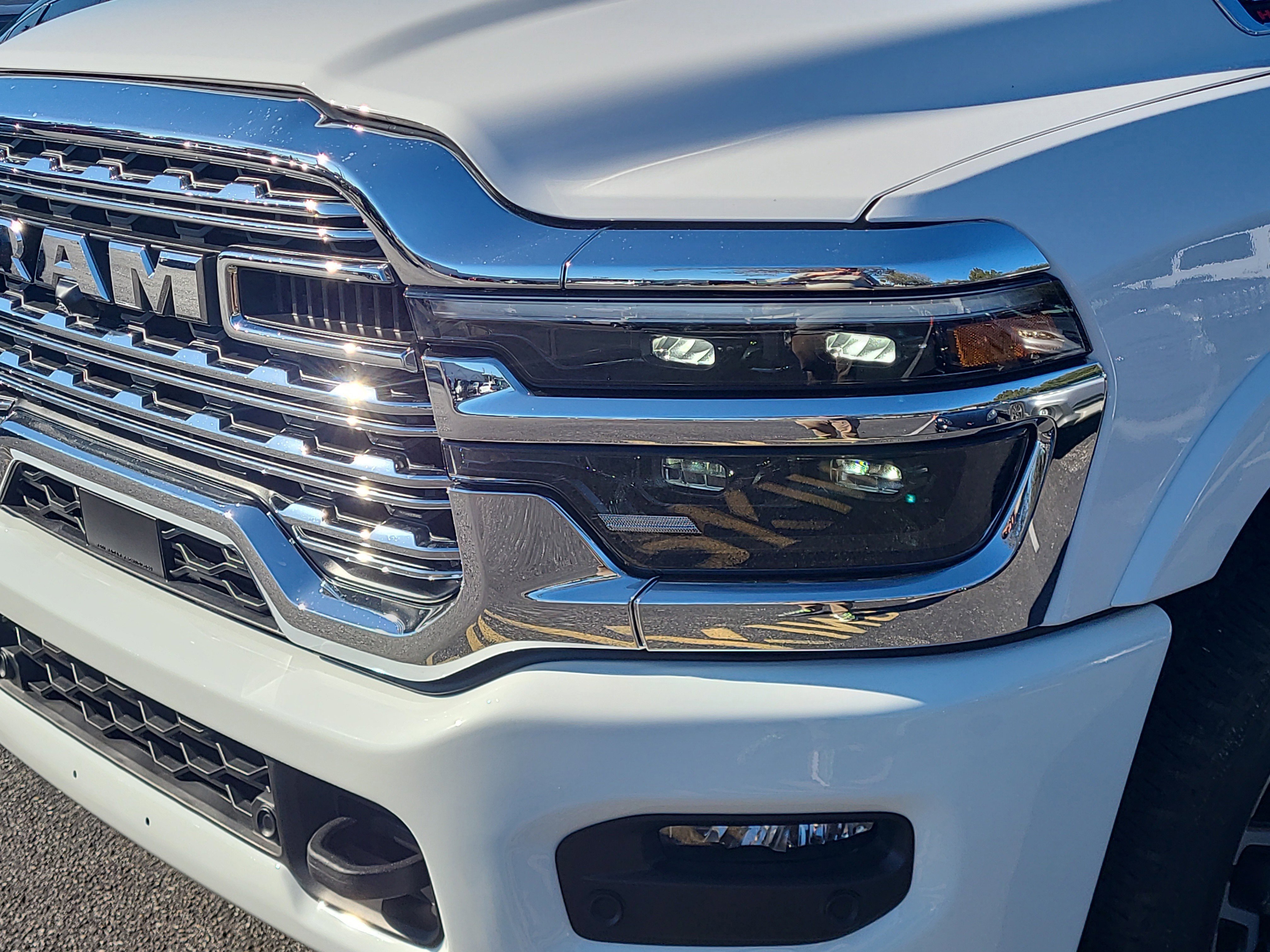 Used 2025 RAM 3500 Limited AWD/4WD image 9