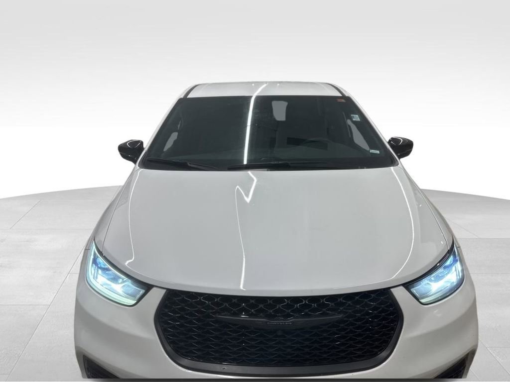 Used 2024 Chrysler Pacifica Select image 2