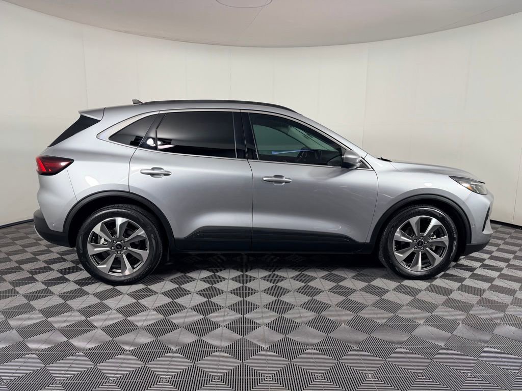 Used 2023 Ford Escape Platinum w/ Premium Technology Package image 3