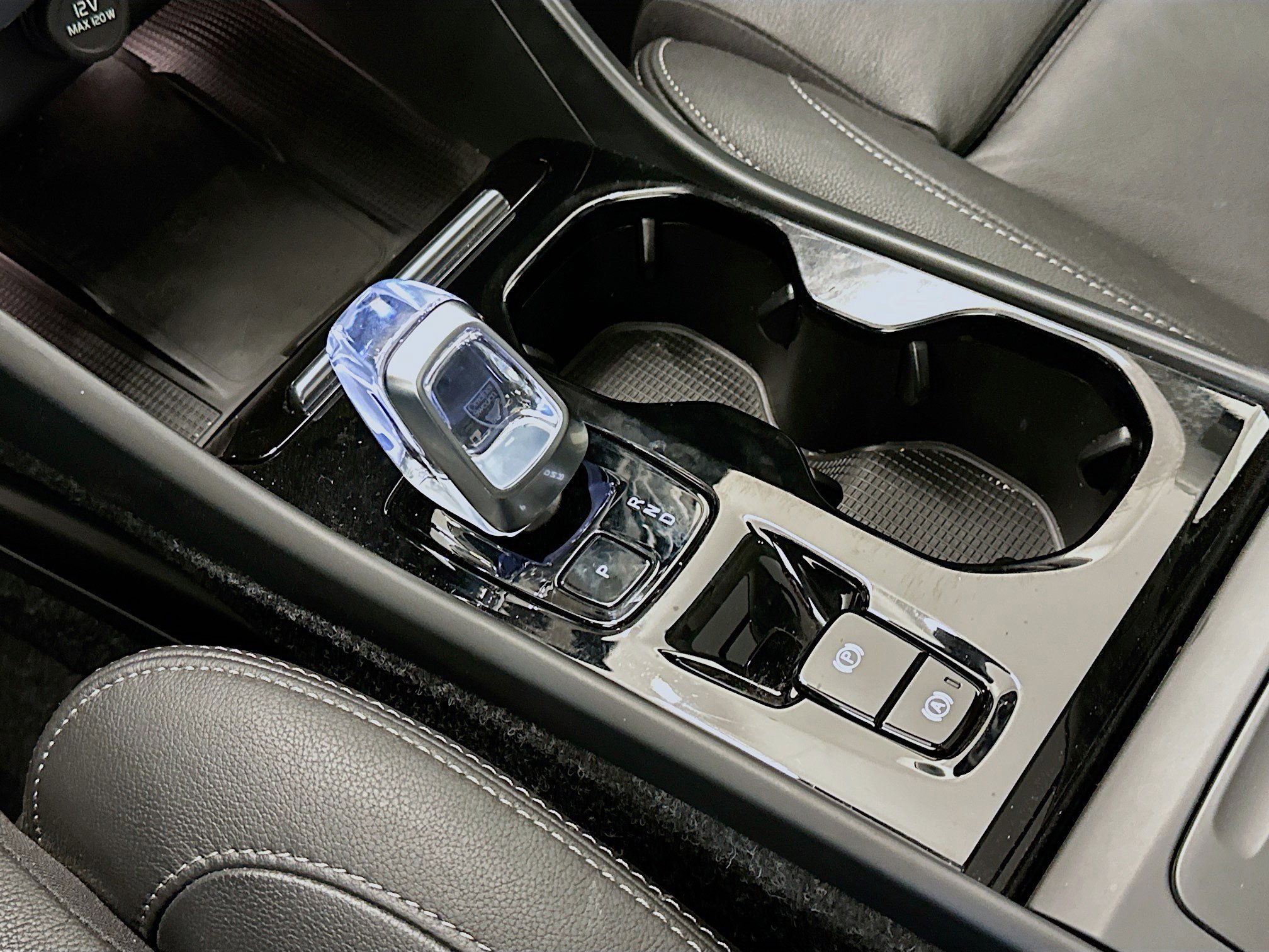 Used 2025 Volvo XC40 B5 Plus image 25