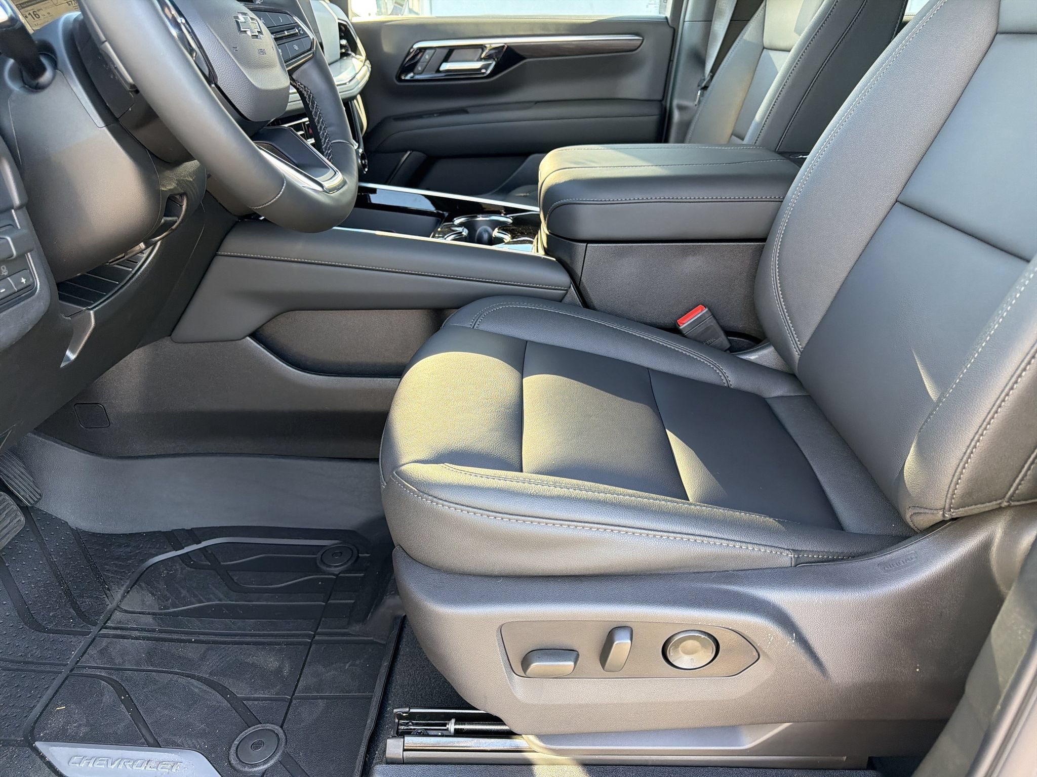 New 2026 Chevrolet Suburban Z71 w/ Z71 Off-Road Package AWD/4WD image 18