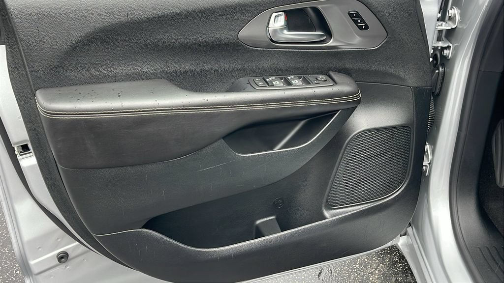 Used 2026 Chrysler Pacifica Select FWD image 18