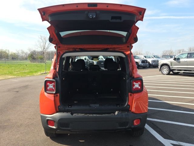 Used 2015 Jeep Renegade Latitude w/ Popular Equipment Group image 10