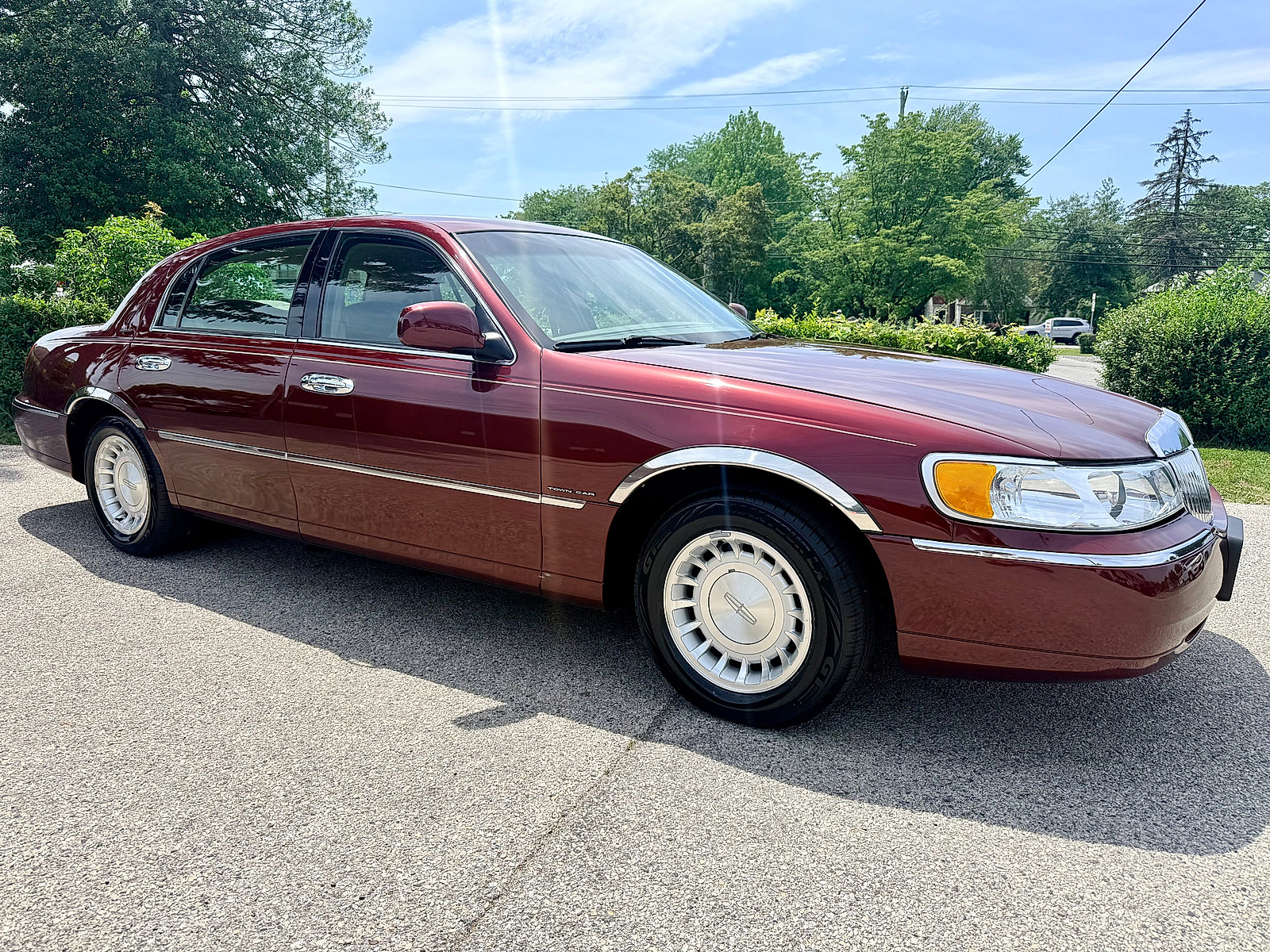 Used 2002 Lincoln Town Car Executive RWD image 2