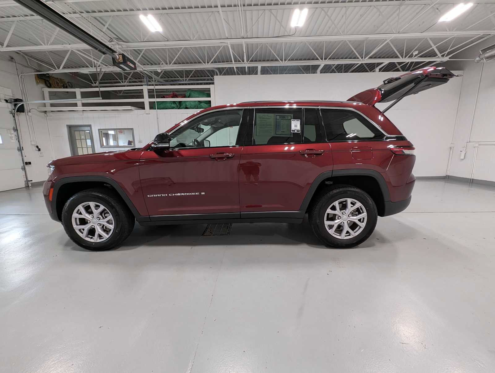 Used 2022 Jeep Grand Cherokee Limited image 12