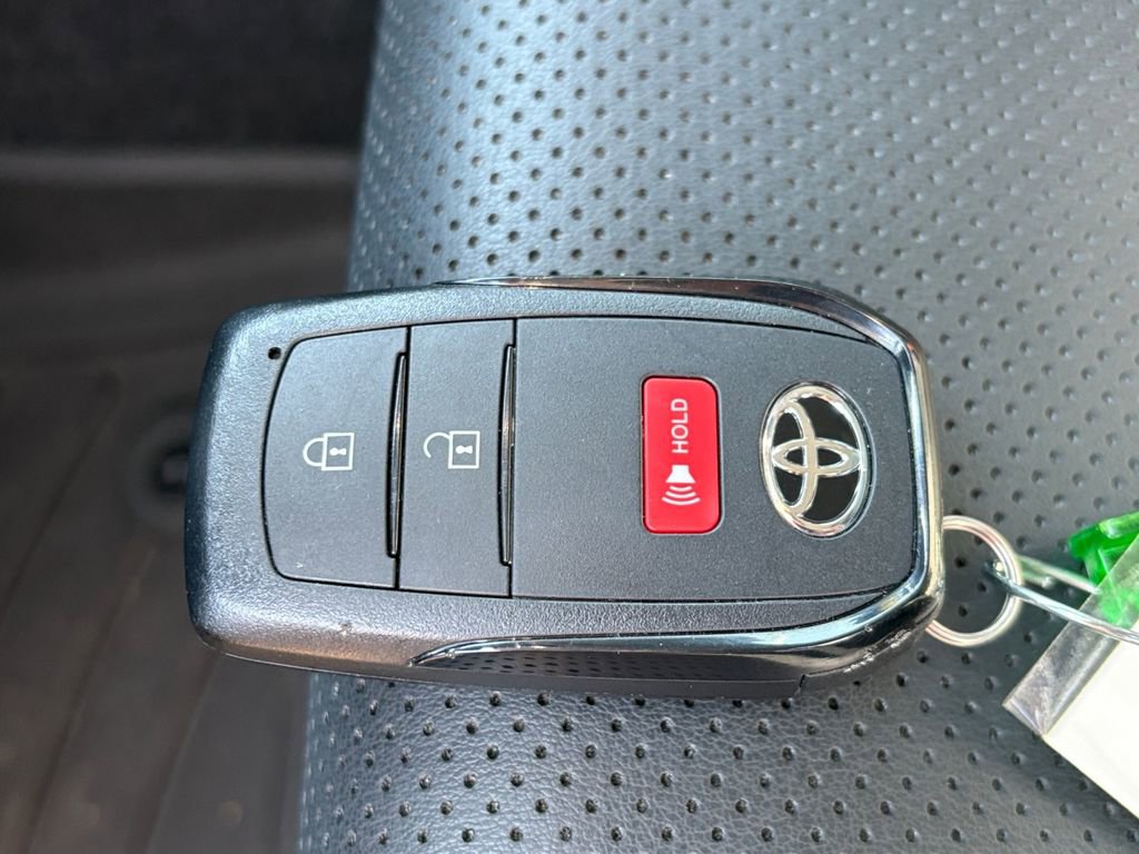 Used 2025 Toyota Prius XLE image 31