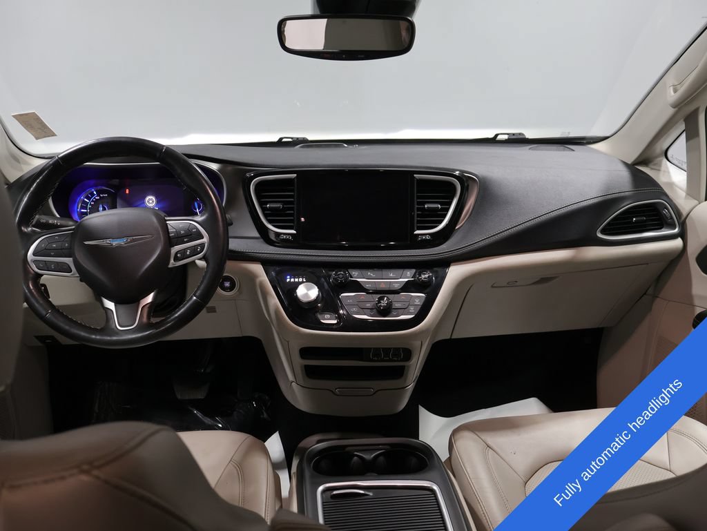 Used 2021 Chrysler Pacifica Touring-L FWD image 3