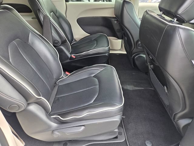 Used 2023 Chrysler Pacifica Limited FWD image 16