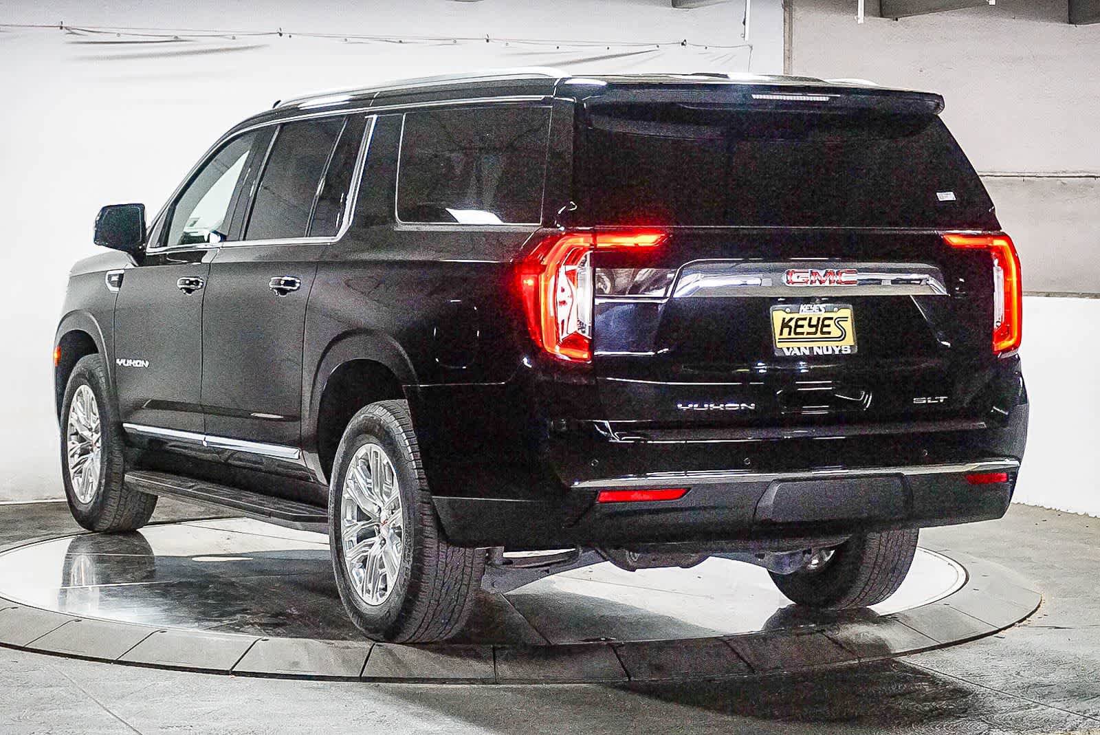 Used 2023 GMC Yukon XL SLT w/ SLT Premium Package AWD/4WD image 8