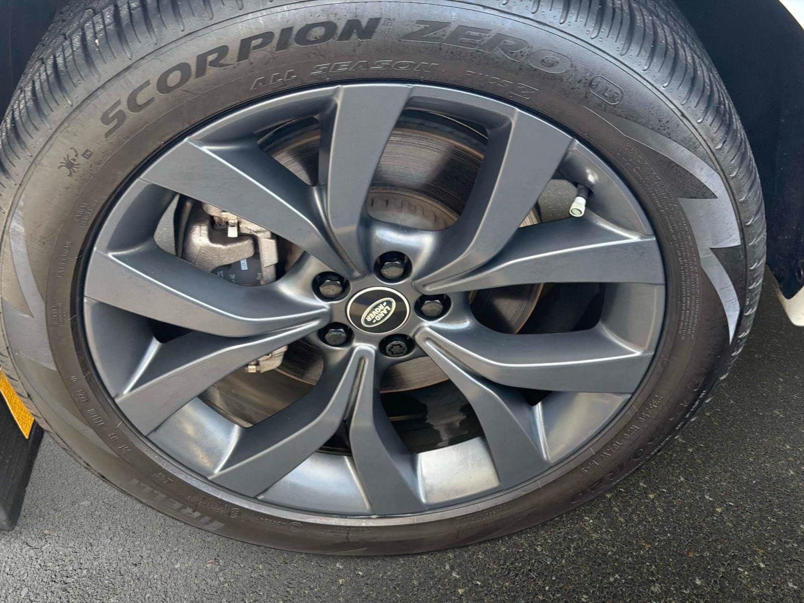 Used 2023 Land Rover Discovery Sport SE R-Dynamic AWD/4WD image 9