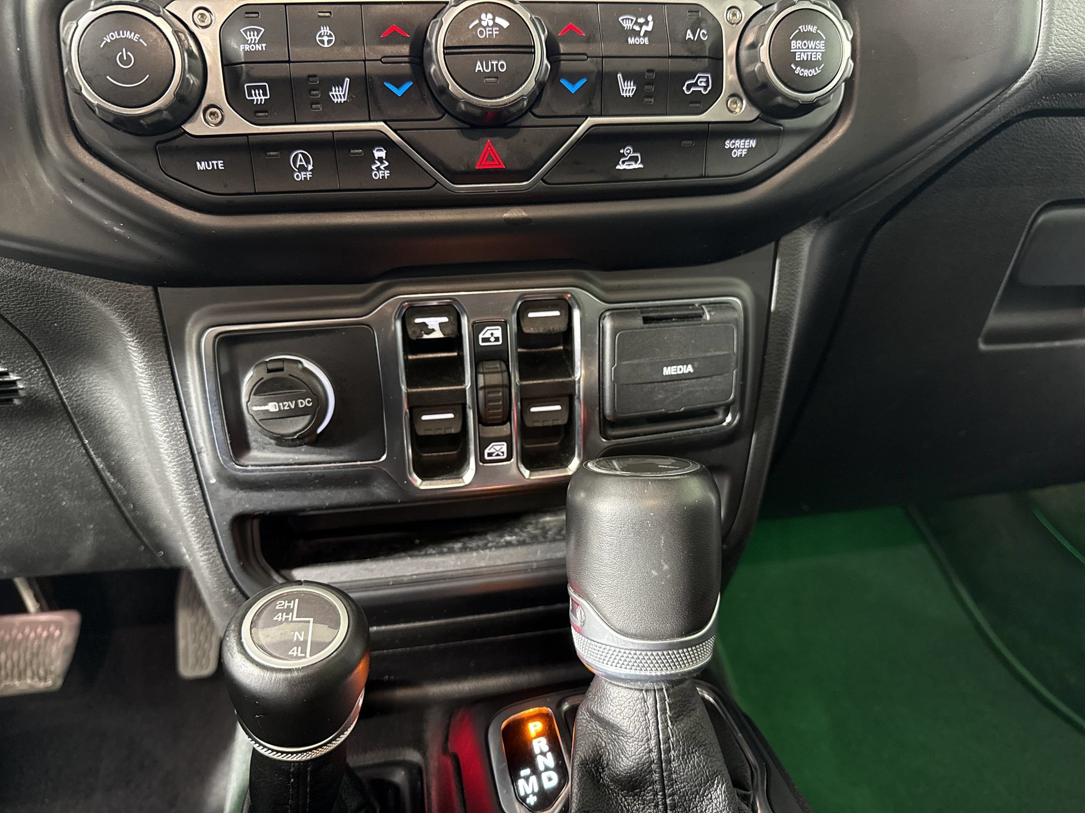 Used 2022 Jeep Wrangler Unlimited Sahara AWD/4WD image 15