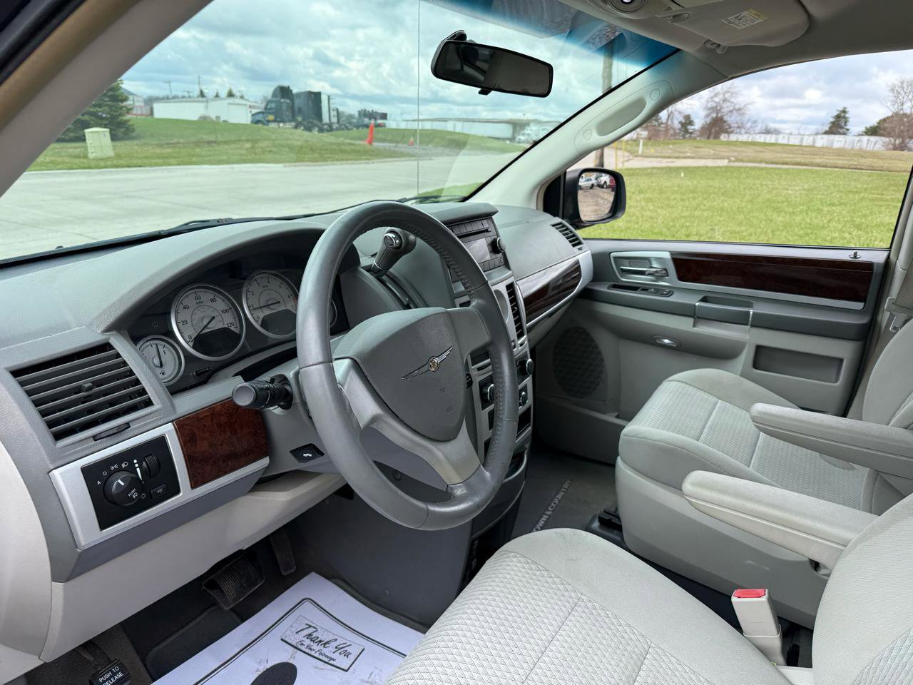 Used 2009 Chrysler Town & Country Touring FWD image 12