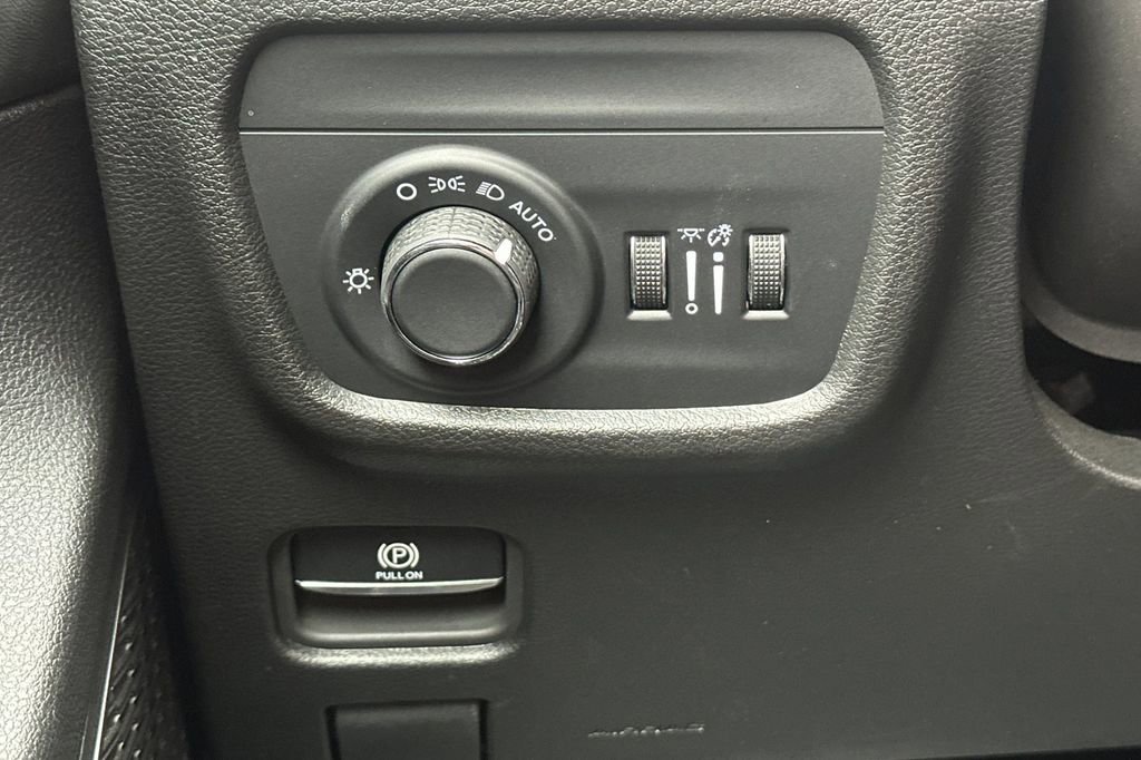Used 2024 Jeep Grand Cherokee L Laredo RWD image 32
