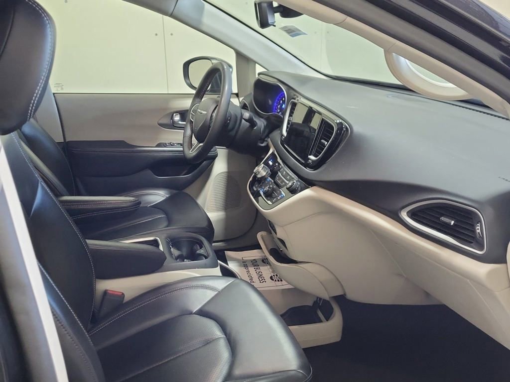 Used 2023 Chrysler Pacifica Touring-L FWD image 10