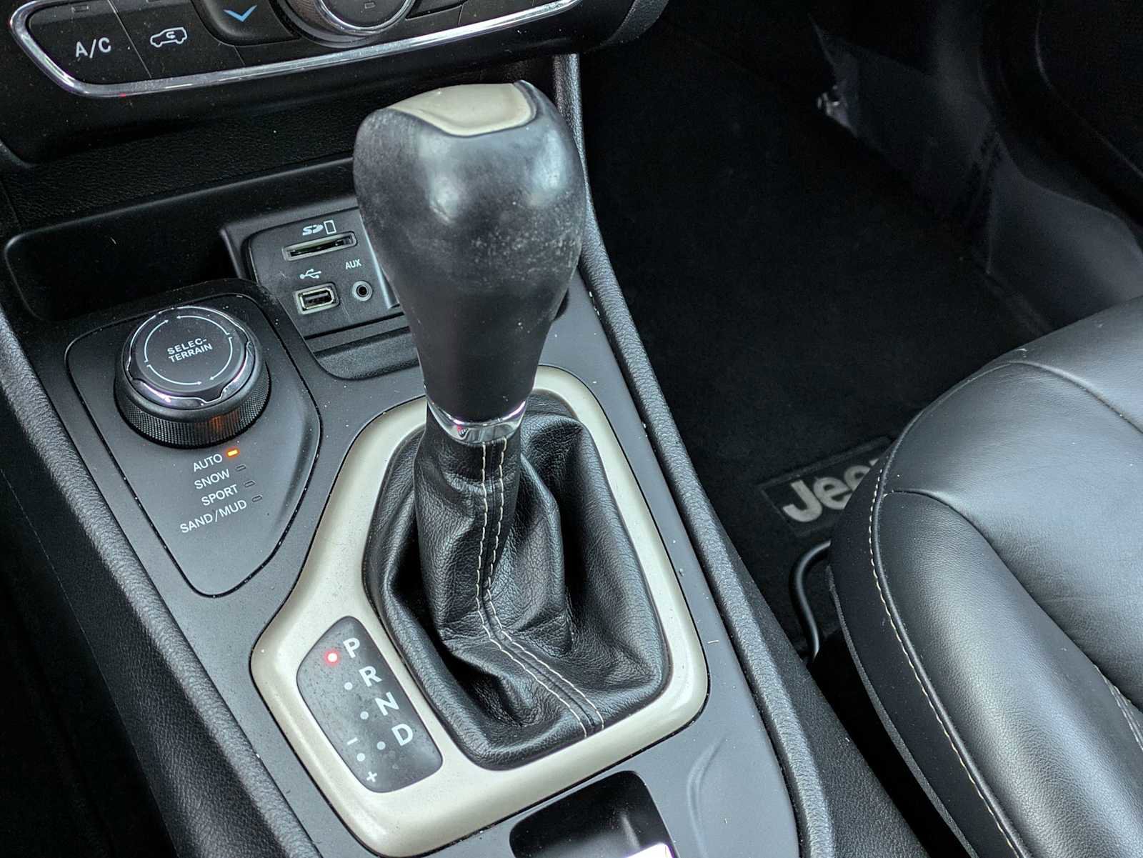 Used 2016 Jeep Cherokee Limited image 29