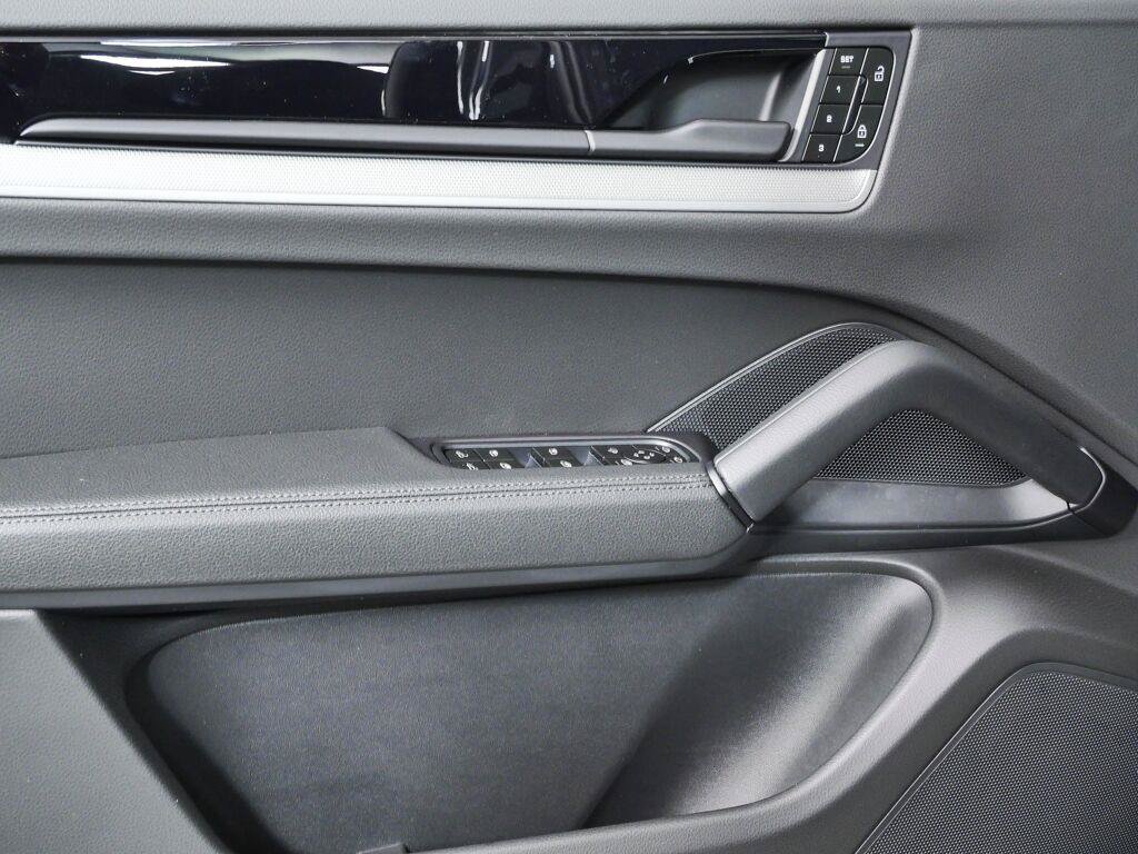 New 2026 Porsche Cayenne Coupe AWD/4WD image 6