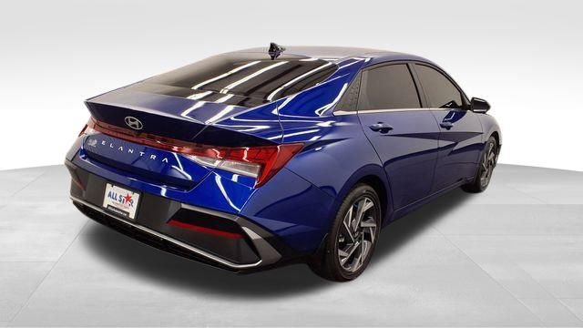 Used 2025 Hyundai Elantra SEL image 11