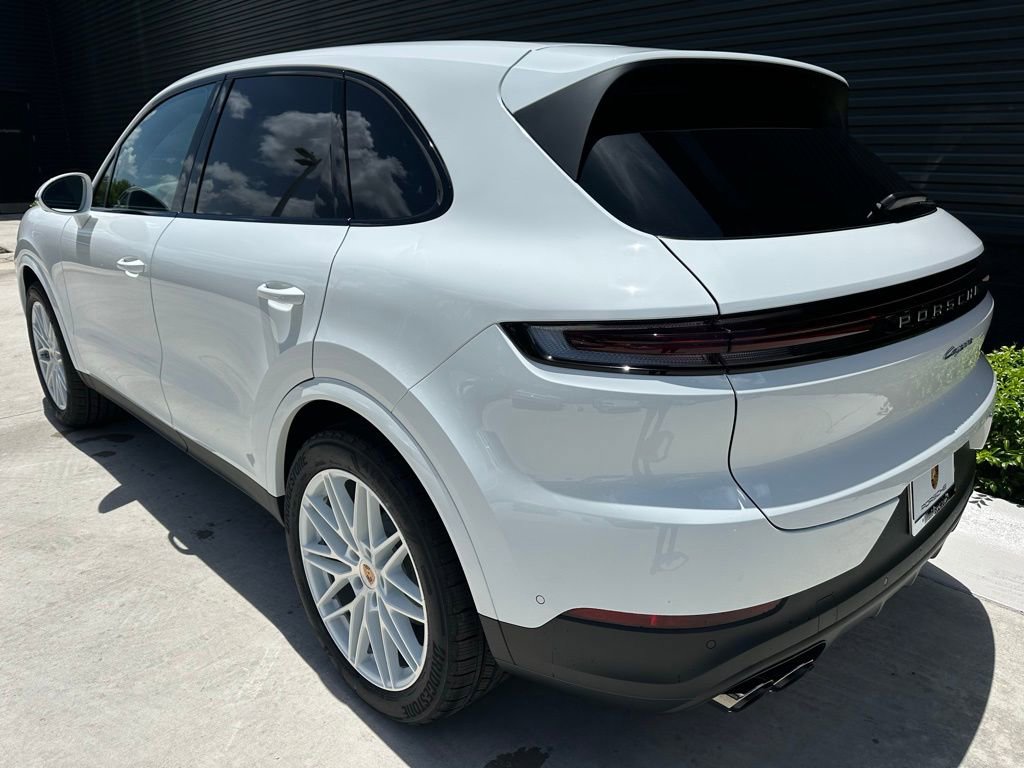 Used 2025 Porsche Cayenne image 3