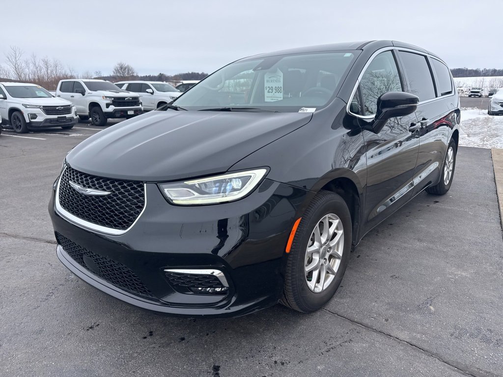 Used 2024 Chrysler Pacifica Touring-L image 3