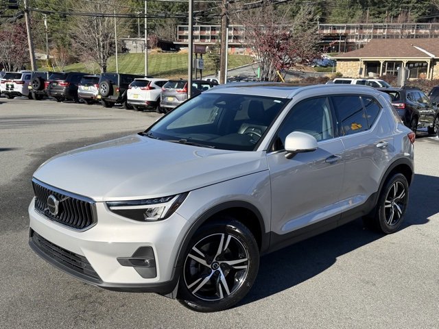 Used 2023 Volvo XC40 B5 Plus video 1